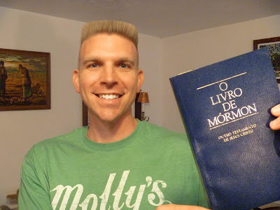 Timothy McGaffin II holding O Livro De Mormon