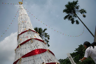 Pohon Natal terbuat dari bahan sampah daur ulang yang pernah dibuat di sebuah gereja di Malang, Jawa Timur. (ANTARA/ARI BOWO SUCIPTO)