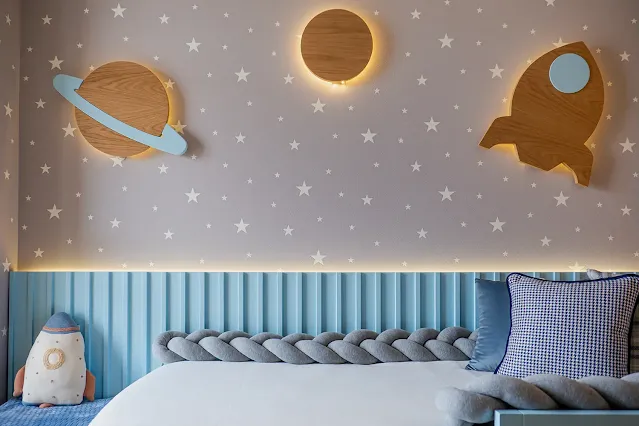 quarto criança menino com tema astronauta, universo e planetas, flybaby