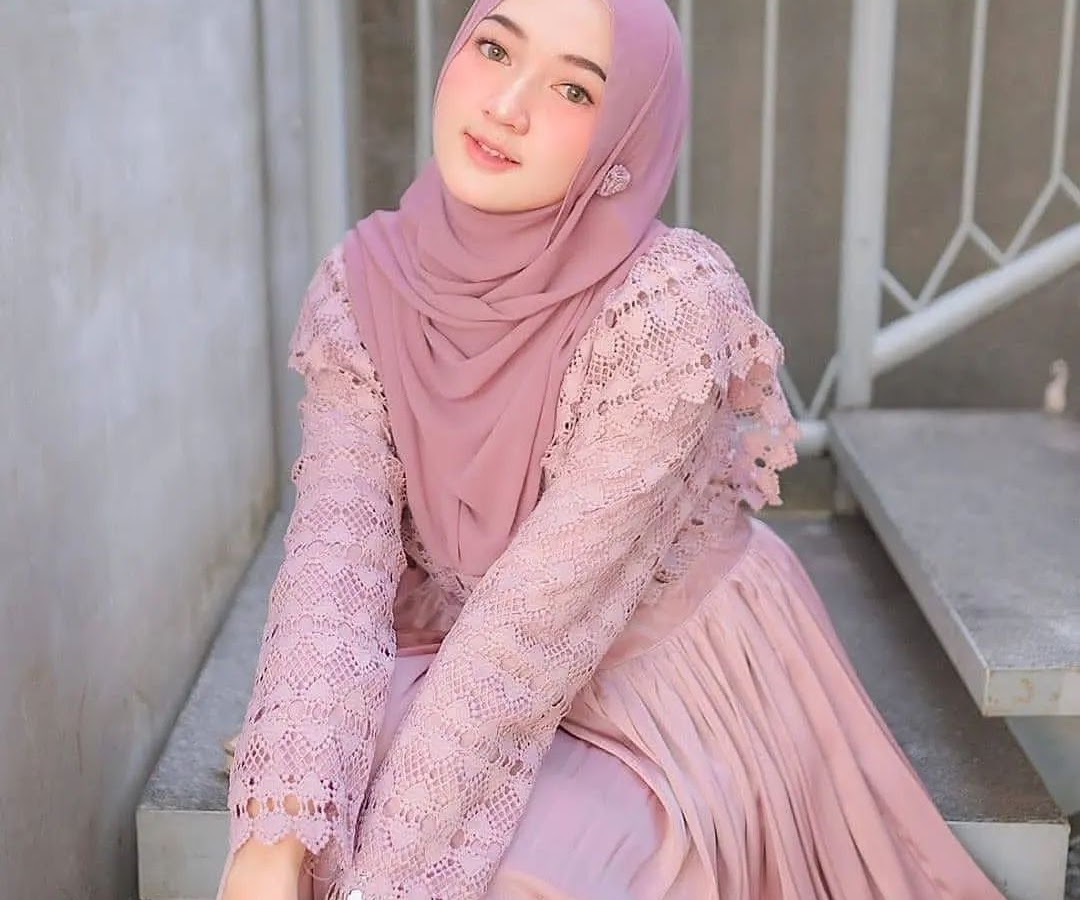 Gadis Berjilbab Cantik Tersenyum Manja