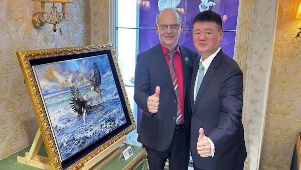 ▲展出精品件件璀璨華麗，吸引收藏家與藝術愛好者共襄盛舉。（記者林明佑攝）