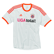 La parte trasera de la camiseta lleva también el nombre del club en naranja. (fc bayern trikot away camiseta visitante)