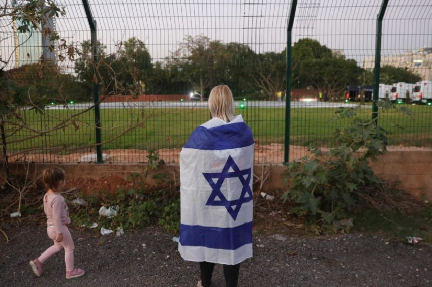 Mulher aguarda chegada de reféns libertados de Gaza em novembro | Foto: EFE/EPA/ABIR SULTAN