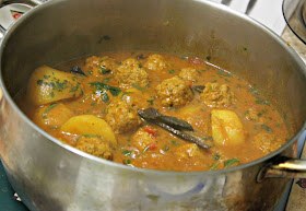 A picture of the meatball curry