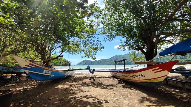 Pantai Banyu Anjlok adalah salah satu destinasi wisata pantai yang terkenal di Malang. Terletak di Desa Sitiarjo, Kecamatan Sumbermanjing Wetan, Kabupaten Malang, Jawa Timur, pantai ini menawarkan pemsobatngan alam yang spektakuler dengan keindahan air laut biru yang jernih dan pasir putih yang bersih.