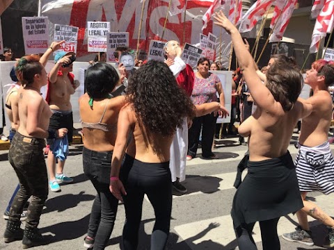 AHORA, UNA ORGANIZACIÓN FEMINISTA PROPONE UN "MENSTRUAZO" EN EL OBELISCO Y DONAR LA SANGRE QUE RECOLECTEN.