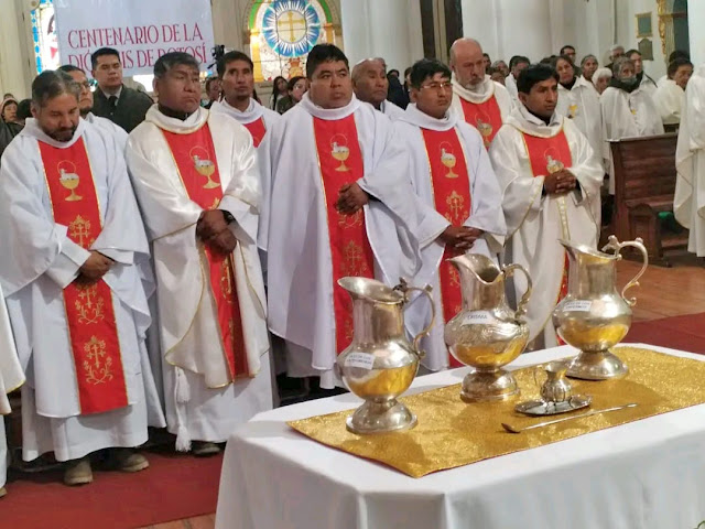 Dienstag war die Chrisammesse in Potosí. Aus pastoralen Gründen wurde es vorgezogen. Am Donnerstag werden alle Priester in ihren Pfarreien sein.