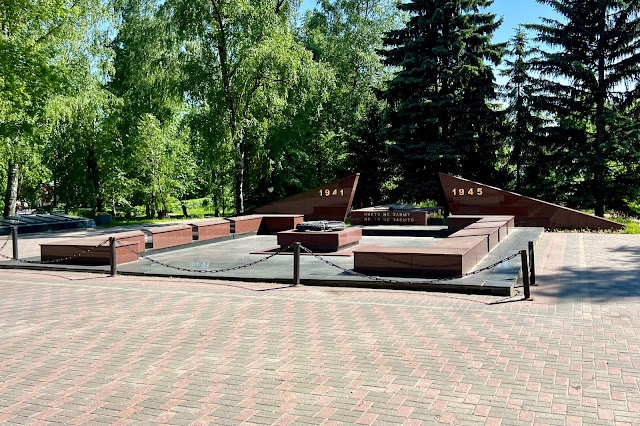 Дзержинский, сквер Победы, памятник неизвестному солдату