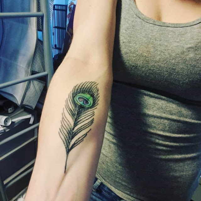 30 tatuagens de pavão que farão você se sentir uma rainha