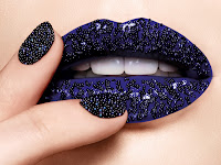 foto con bocca e unghie decorate di blu