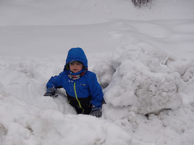 Babia Góra zimą, zabawy na śniegu, budowanie igloo