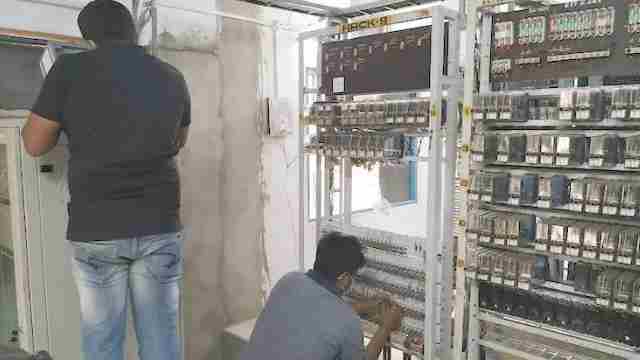 What is the job profile of a technician (signal) in Metro Rail?