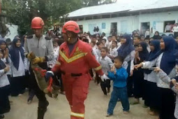 Biawak Masuk Sekolah, Petugas Damkar dan Penyelamatan Lakukan Evakuasi 