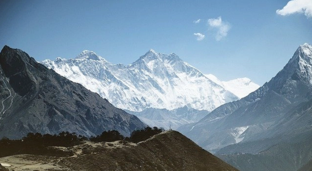 Escalar el Monte Everest ha traído muchas muertes. ¿Qué buscan realmente?