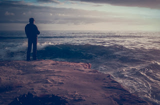 мужчина стоит на пляжу