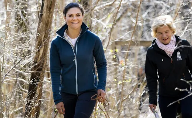 Crown Princess Victoria wore a blue outright houdi fleece jacket from Houdini. Her dog Rio was with the Crown Princess