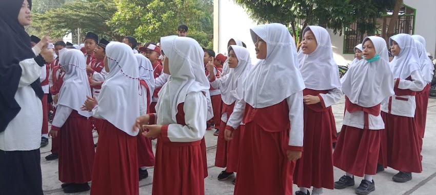 BERBARIS SEBELUM MASUK KELAS, HAFALAN HADITS DAN LATIH DISIPLIN SISWA DI MI NUR RISKA LUBUKLINGGAU