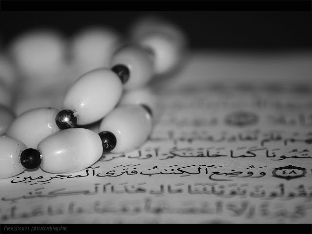 Tasbih on the Quran black and white picture