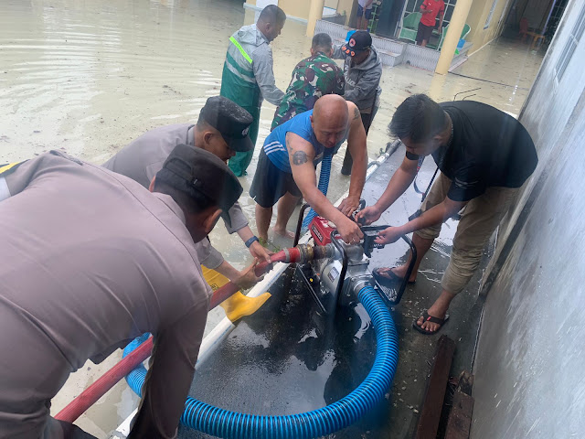 Curah Hujan Tinggi, Polres Karimun Bantu Masyarakat yang Terdampak Banjir