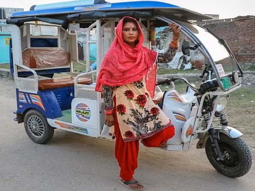 First Female E-Rickshaw Driver: जम्मू कश्मीर की पहली महिला रिक्शा चालक हैं सीमा देवी, इनकी कहानी है बहुत रोचक  