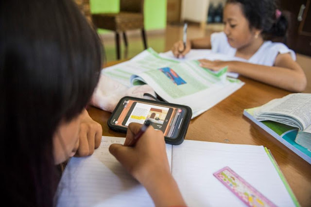 Tak Punya Smartphone dan Kuota Belajar Daring, Risma: Belajar Tatap Muka di Balai RW Saja