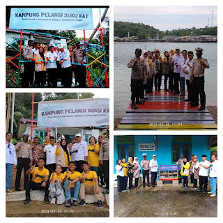 Camat Selayar bersama kepala Desa Penuba dan  Mahasiswa ITB  resmikan kampong pelangi suku kat di pulau lipan