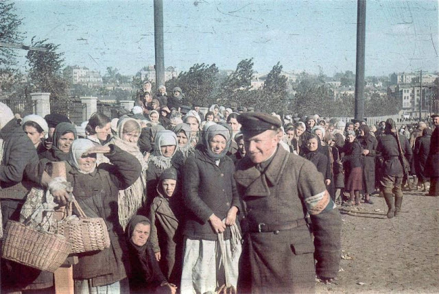 Женщины ищут своих мужей среди военнопленных. Киев.