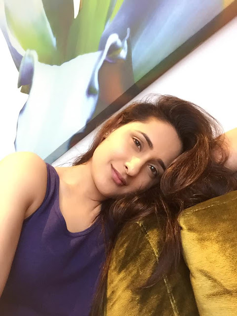 pragya jaiswal hot armpit navel cleavage pics 