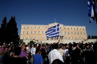 Οι λαοί πάντα επιβιώνουν, ενώ οι εξουσίες πάντα συνθλίβονται και χάνονται