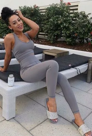 How to combine gray leggings