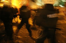 Polizisten im Einsatz gegen Hooligans