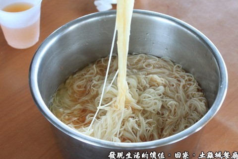 田寮，陳甚土雞，麻油麵線，NTD100。麵線很Q很香，但麻油似乎不夠香耶！不過應該已經可以得90分了。