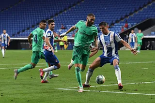 Real Madrid manager Zidane reacts to Benzema’s backheel against Espanyol