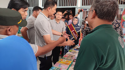 Pj Bupati Bachyuni Deliansyah Didampingin Sekdis PDK Lirik Pameran Buku Karya Guru Muaro Jambi