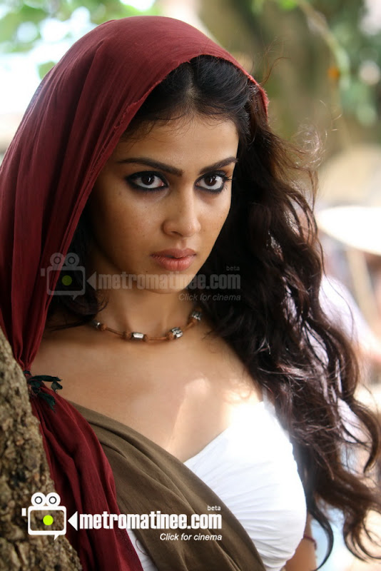 Genelia sexy photos from her new Malayalam movie Urumi hot in mallu dress sexy snaps hot photos