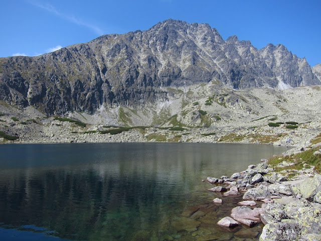 Batizovské pleso vo Vysokých Tatrách a okolité štíty.