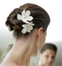 PEINADO CON MOÑO Y FLORES by peinadosymaquillajeparanovias.blogspot.com