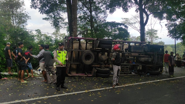 Truck Box Pengangkut Daging Mengalami Lakalantas di Tikungan Selumut Pakis