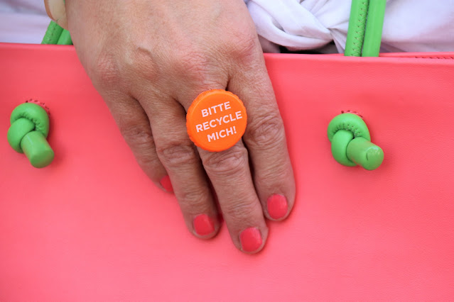 ring-aus-fantaflaschendeckel-gebastelt-aufschrift-recycle-mich