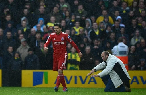 What's this streaker doing to Luis Suárez