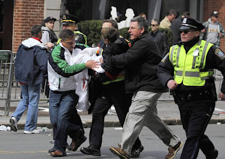 Atentados en la maratón de Boston, policía  en busca de pistas, fotos