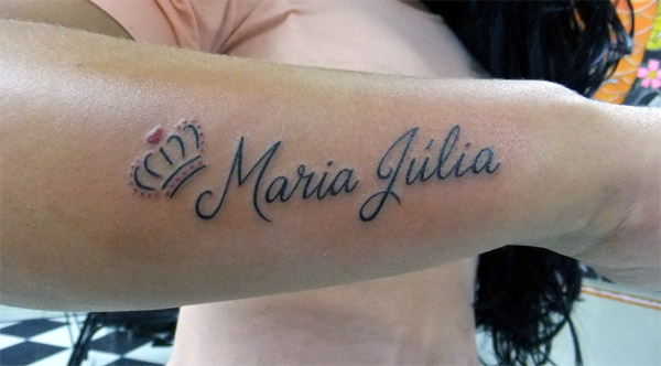 Girl’s wrist looks beautiful with this crown with name Maria Júlia it’s very cute.