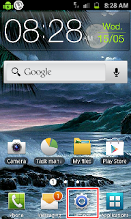 Android home screen with settings selection and widgets