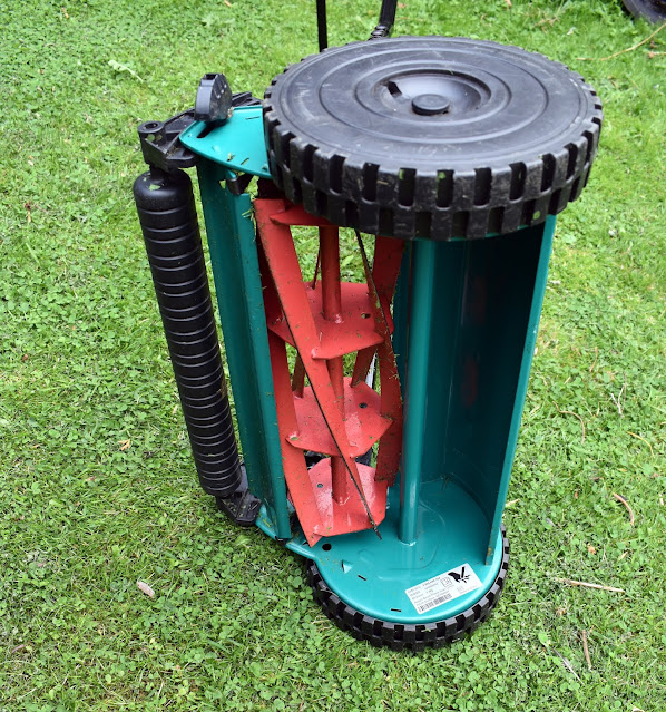 manual lawn mower turned over to see the blade