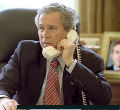 Bush fazendo uma pose estúpida ao telefone.