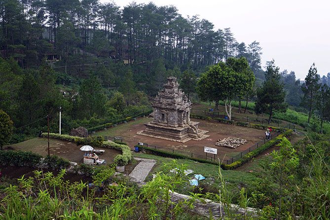 Salah satu candi di Gedong Songo dari kejauhan