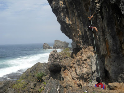 panjat tebing kegiatan di pantai siung gunung kidul