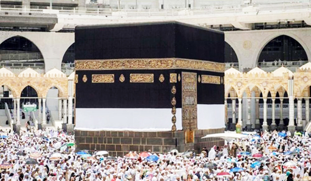 Kaaba’s kiswa raised