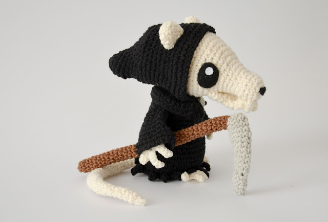 Krawka: Death of rats crochet pattern - discworld, Terry Pratchet inspired reaper death pattern Grim squeaker