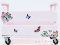 http://www.guiademanualidades.com/cajones-organizadores-con-ruedas-decorados-con-decoupage-44127.htm